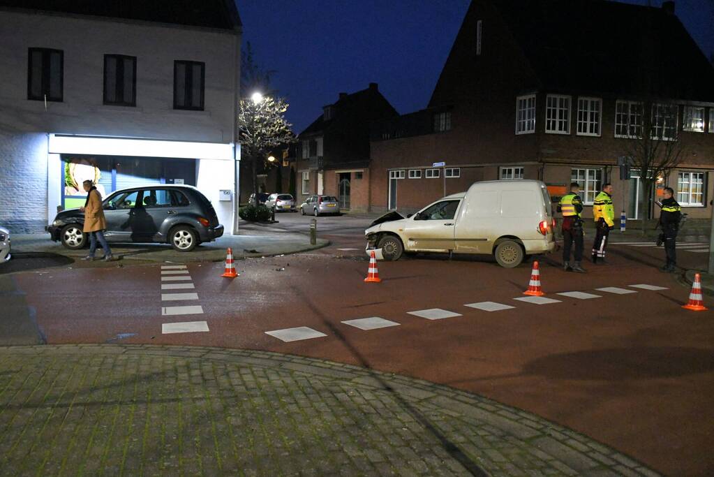 Flinke schade na botsing op kruispunt