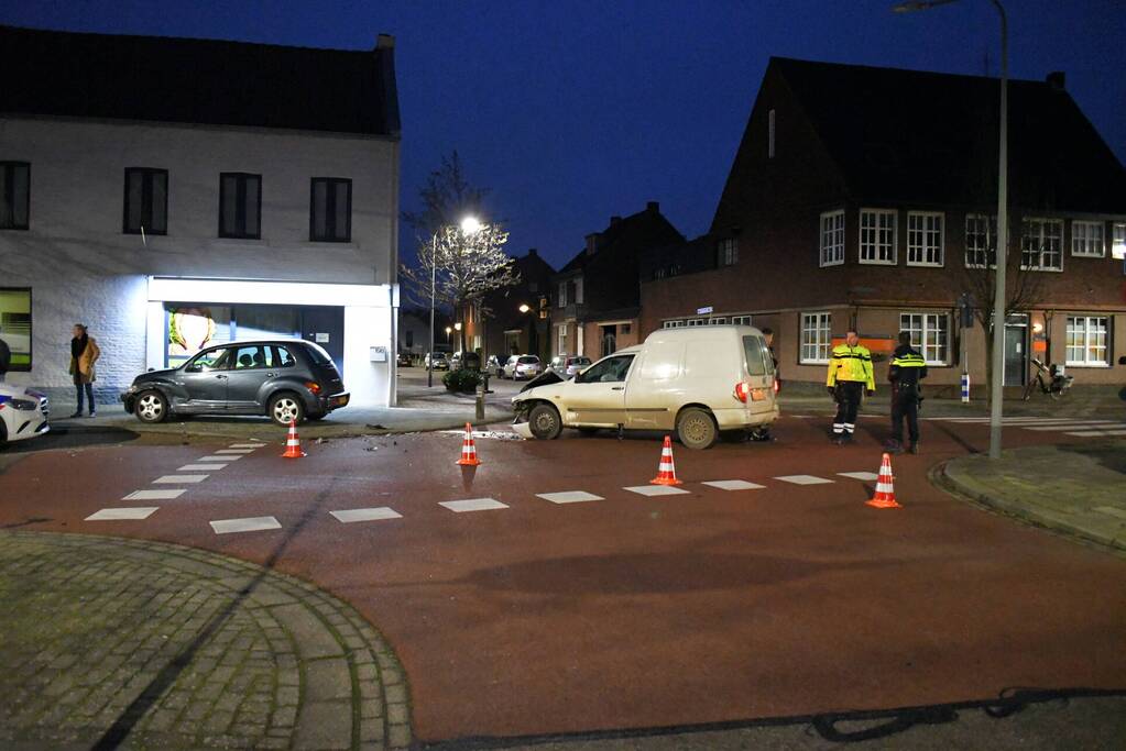 Flinke schade na botsing op kruispunt