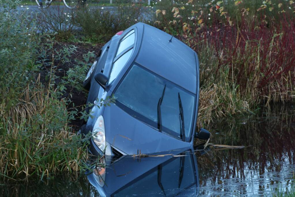 Veel hulpdiensten aanwezig voor auto te water