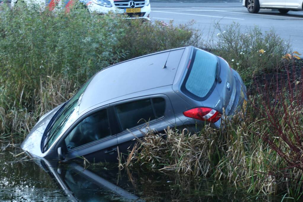 Veel hulpdiensten aanwezig voor auto te water