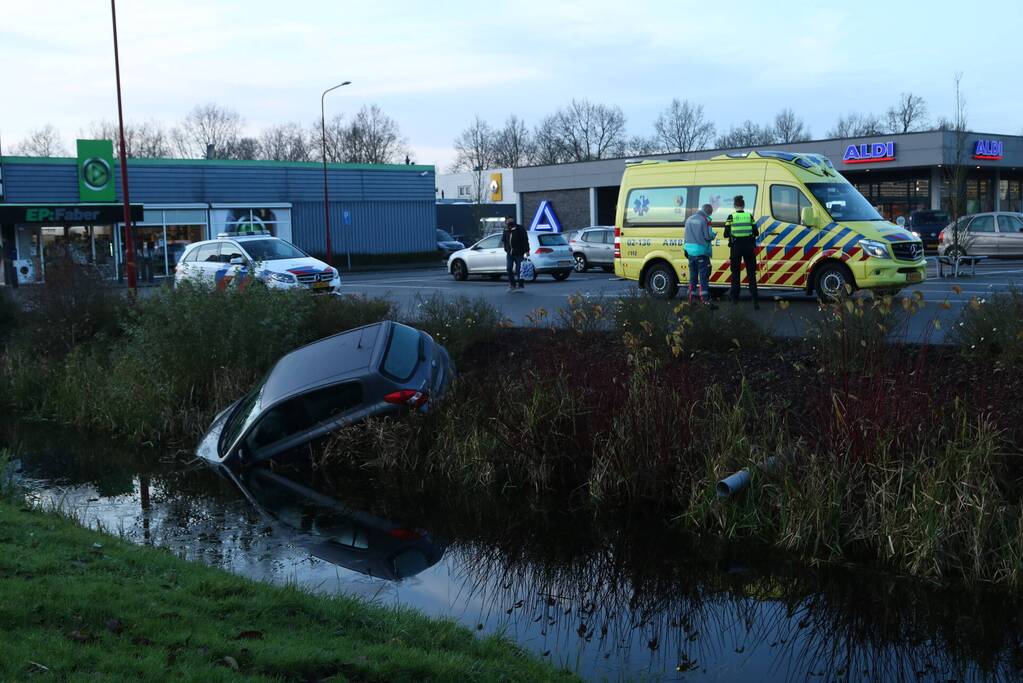 Veel hulpdiensten aanwezig voor auto te water