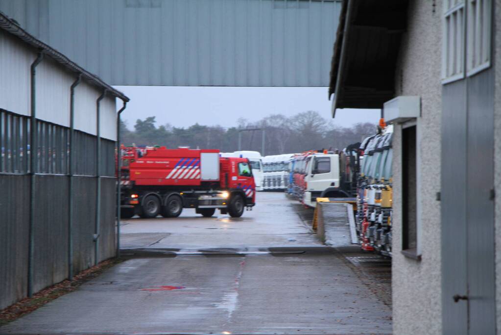 Vrachtwagen vliegt in brand bij CAB trucks