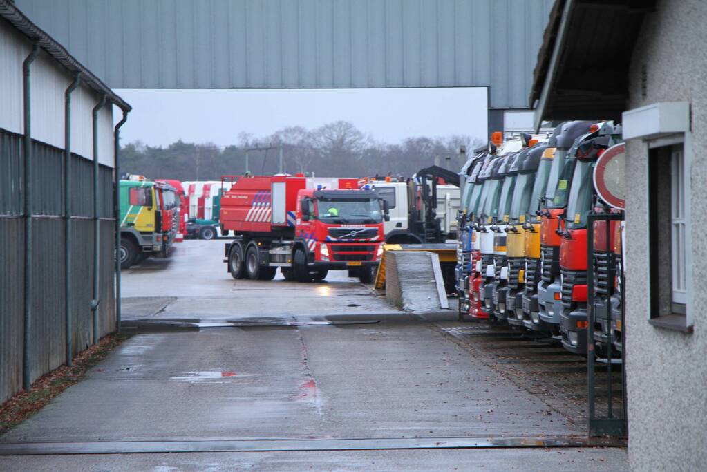 Vrachtwagen vliegt in brand bij CAB trucks