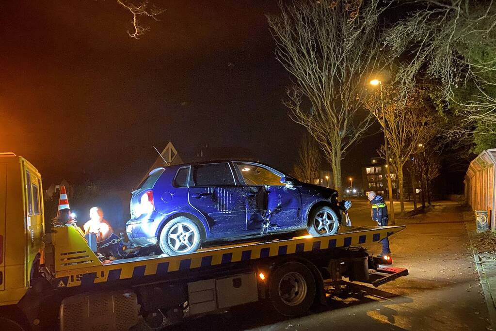 Auto rijdt dwars door hekwerk
