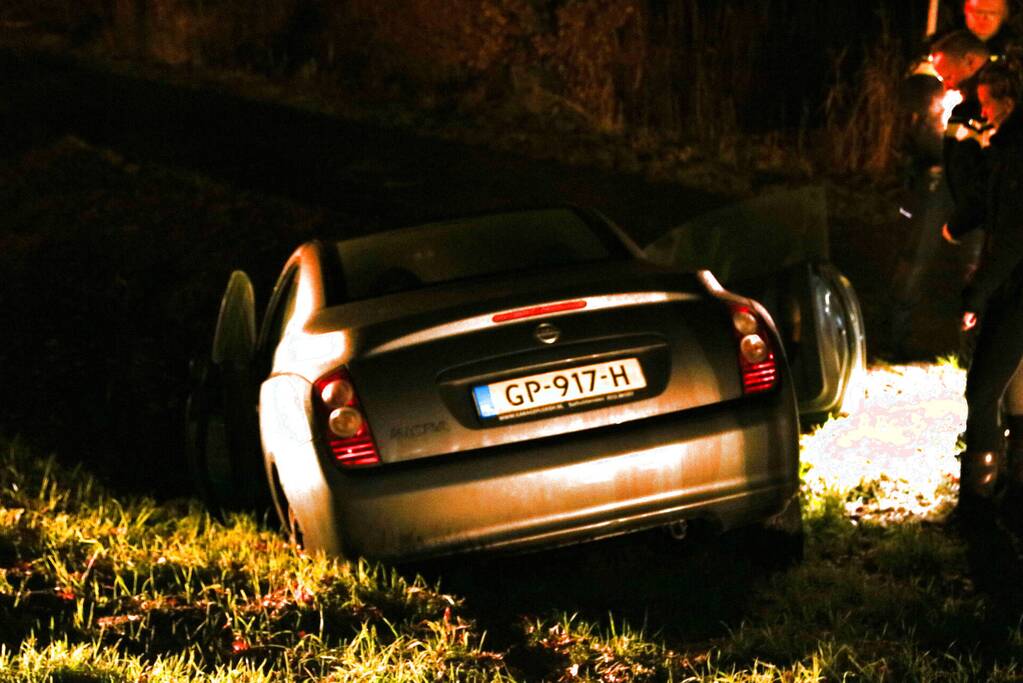 Auto raakt van de weg en belandt in sloot
