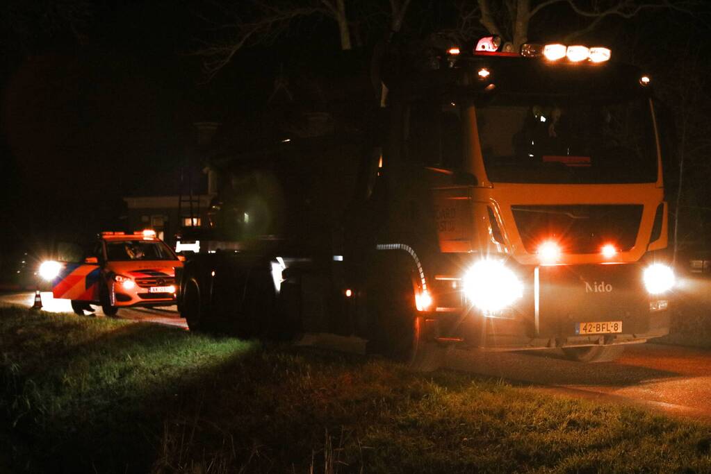 Auto raakt van de weg en belandt in sloot
