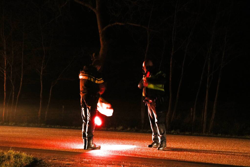 Auto raakt van de weg en belandt in sloot