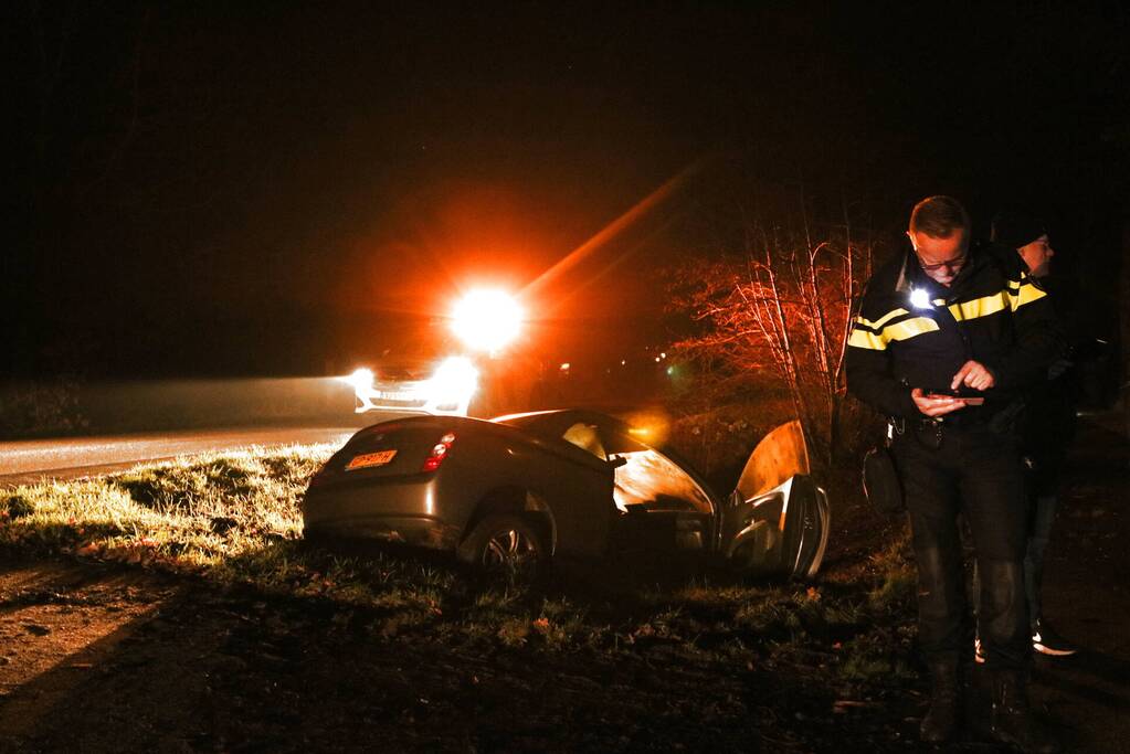 Auto raakt van de weg en belandt in sloot