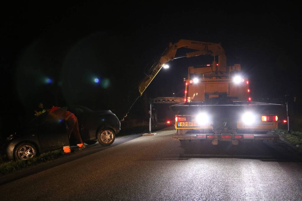 Auto raakt van de weg en belandt in sloot