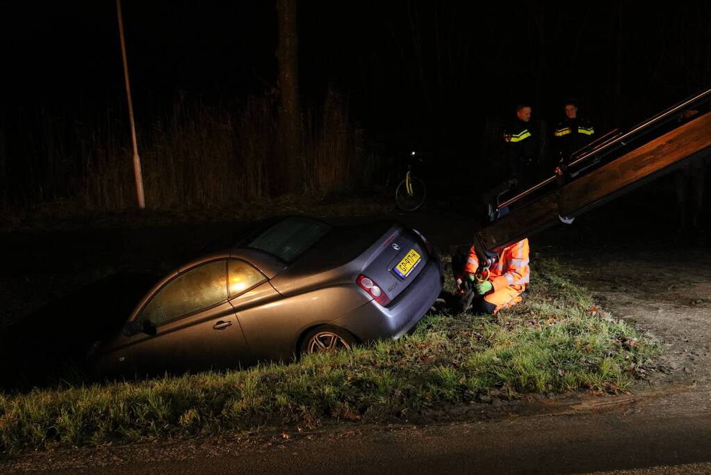 Auto raakt van de weg en belandt in sloot
