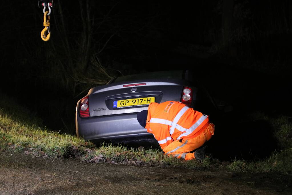 Auto raakt van de weg en belandt in sloot