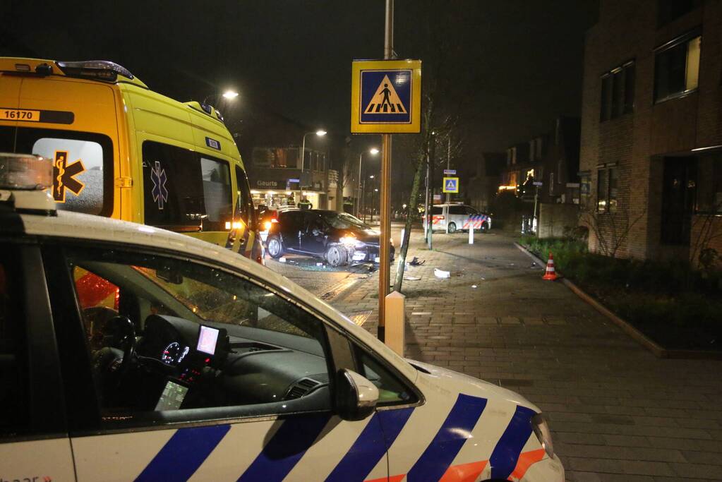 Automobilist raakt van de weg en ramt boom