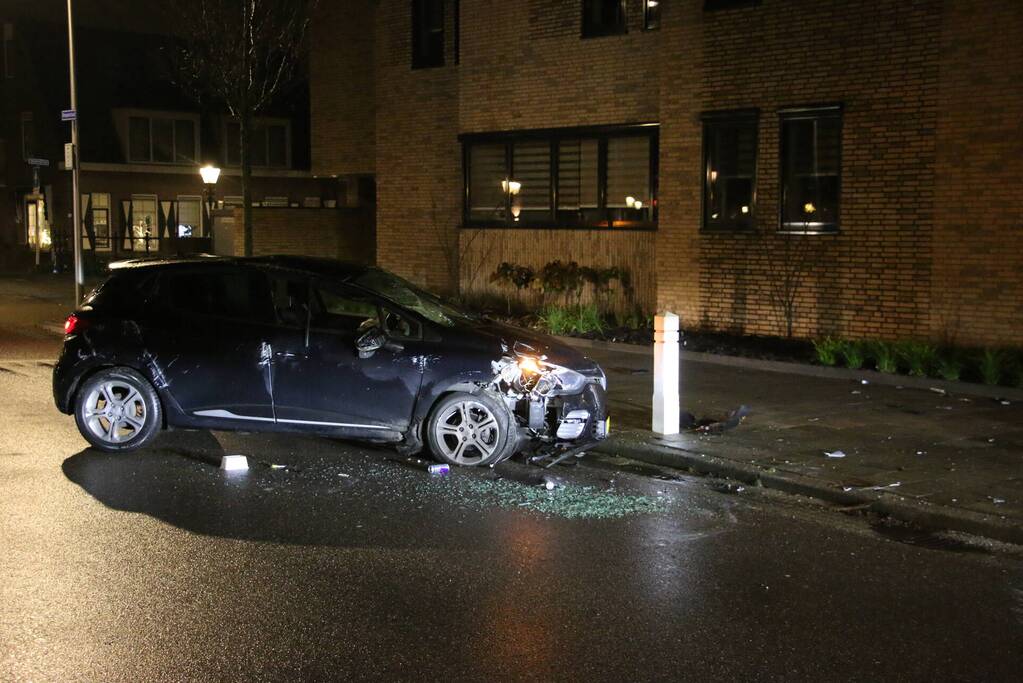 Automobilist raakt van de weg en ramt boom