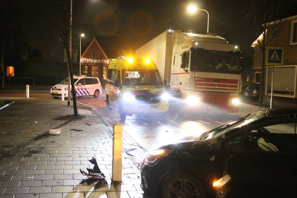 Automobilist raakt van de weg en ramt boom