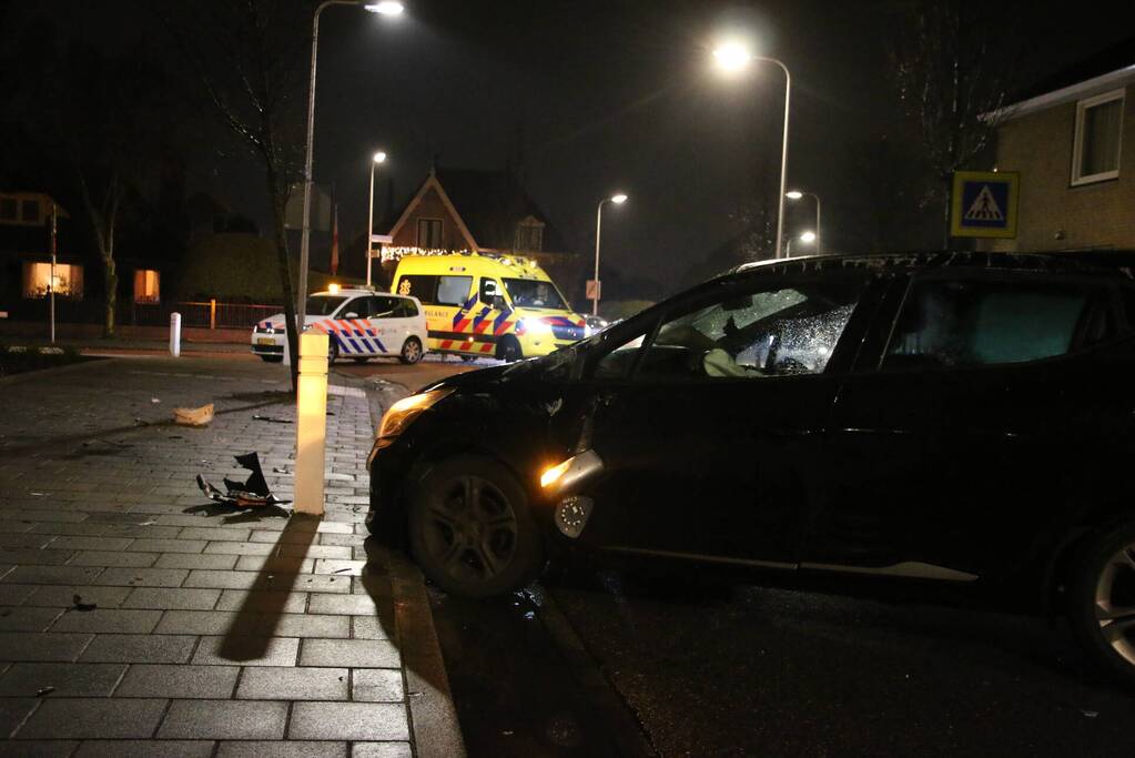 Automobilist raakt van de weg en ramt boom