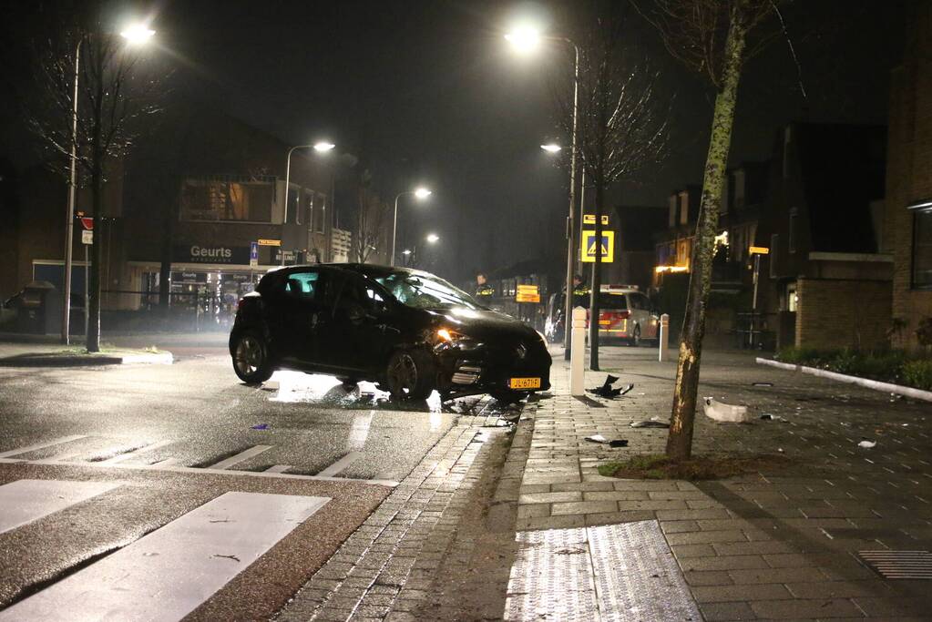 Automobilist raakt van de weg en ramt boom