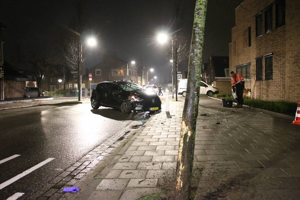 Automobilist raakt van de weg en ramt boom