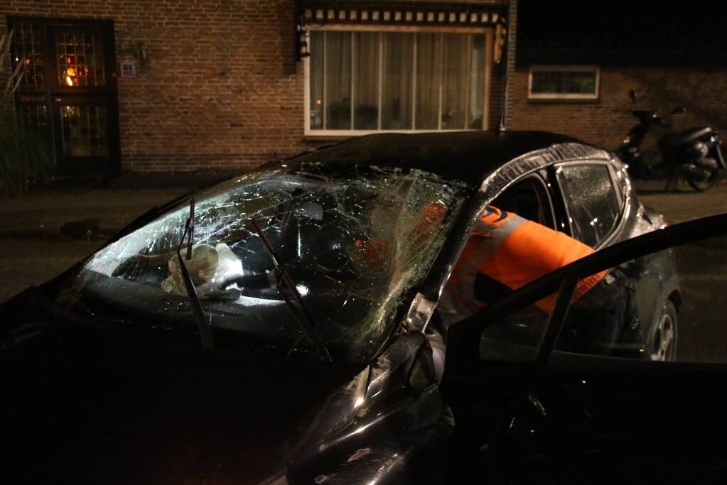 Automobilist raakt van de weg en ramt boom