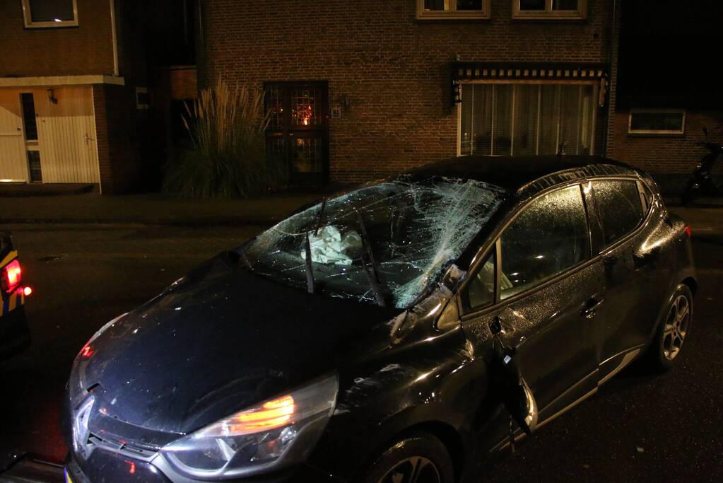 Automobilist raakt van de weg en ramt boom