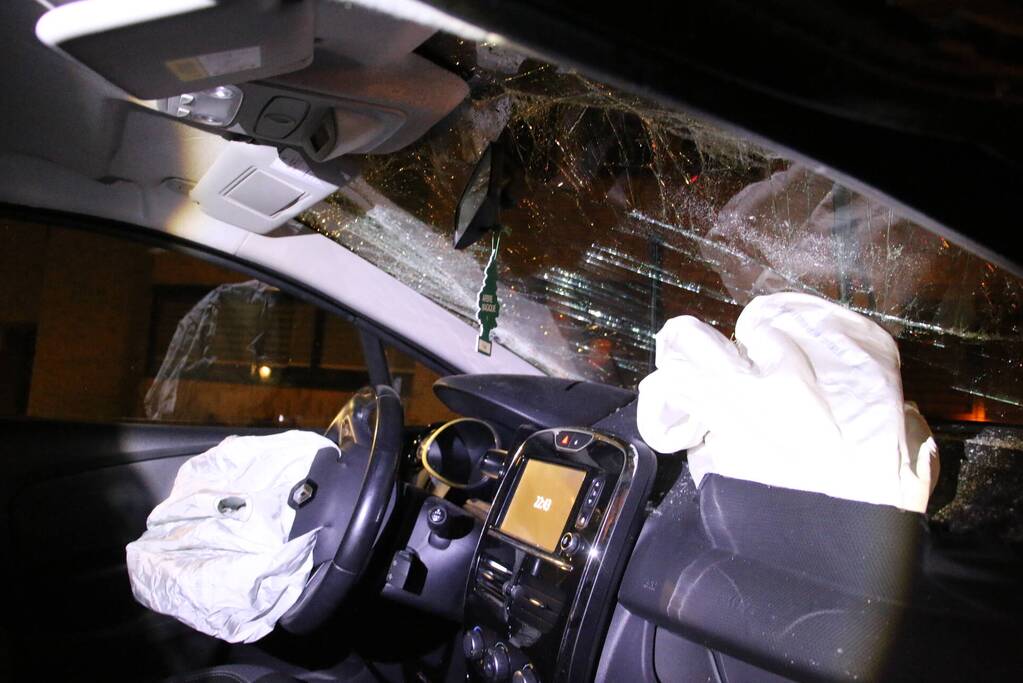 Automobilist raakt van de weg en ramt boom