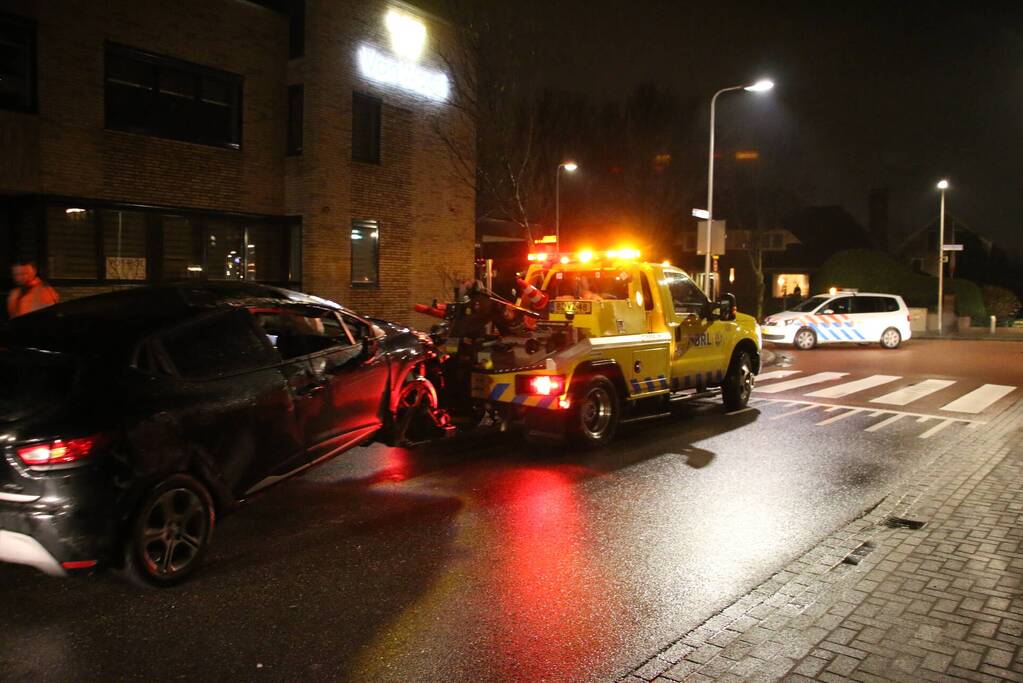 Automobilist raakt van de weg en ramt boom