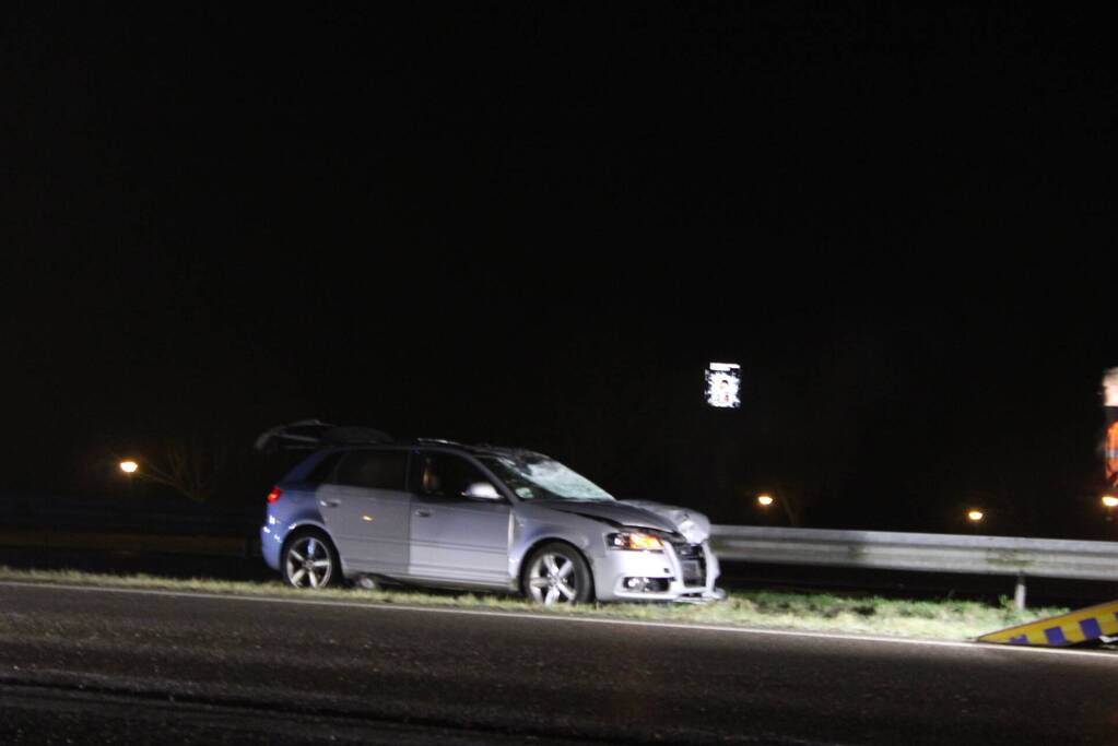 Auto zwaar beschadigd na botsing tegen vangrail