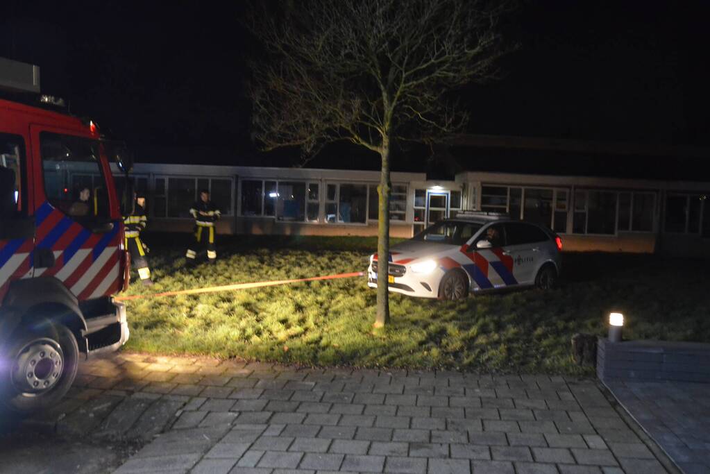 Politievoertuig rijdt zich vast na brand in speeltoestel