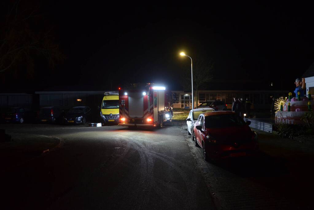 Politievoertuig rijdt zich vast na brand in speeltoestel