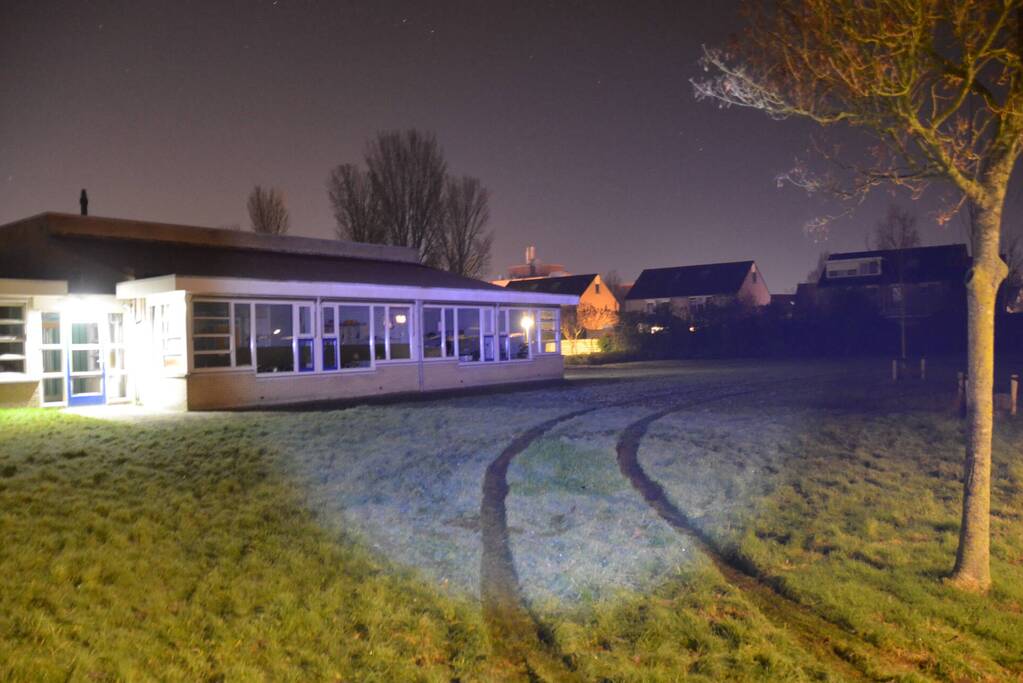 Politievoertuig rijdt zich vast na brand in speeltoestel