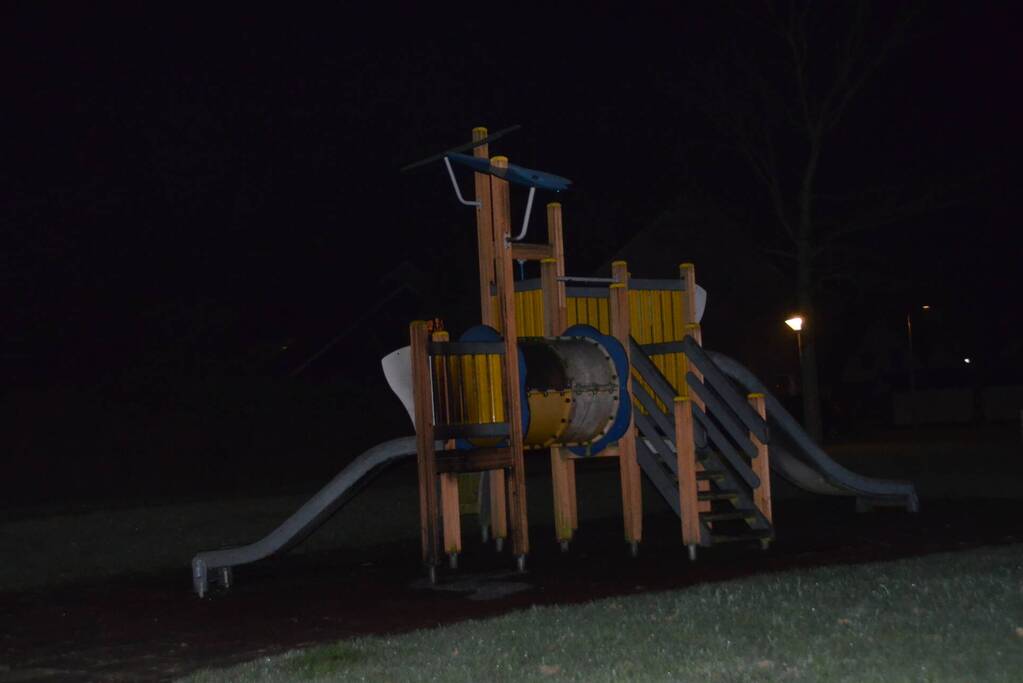 Politievoertuig rijdt zich vast na brand in speeltoestel