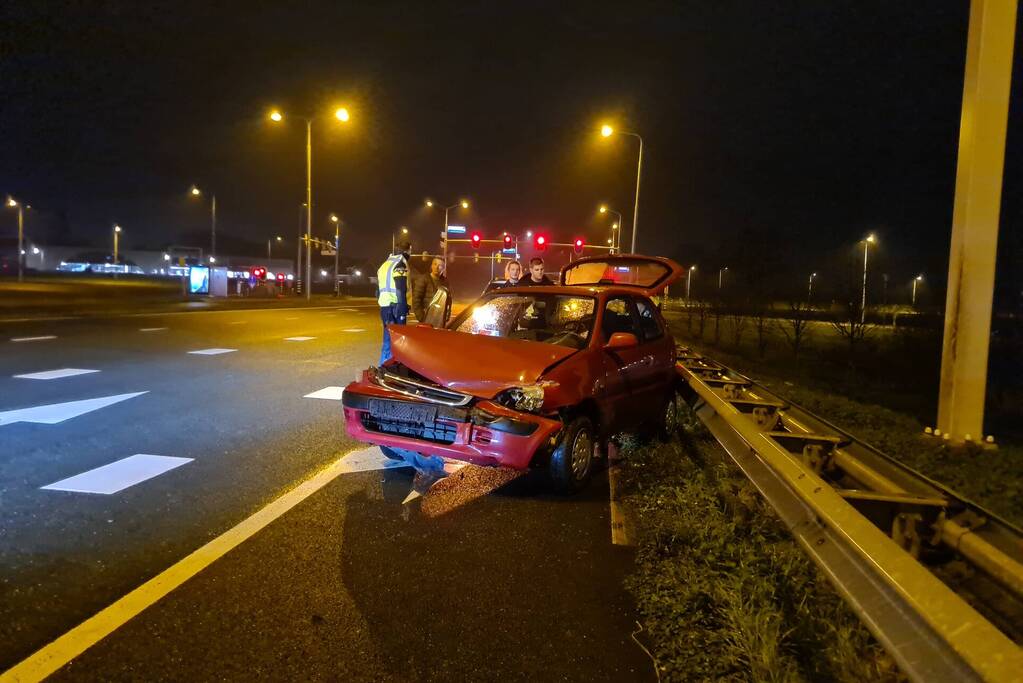 Automobilist verliest macht over het stuur en raakt vangrail