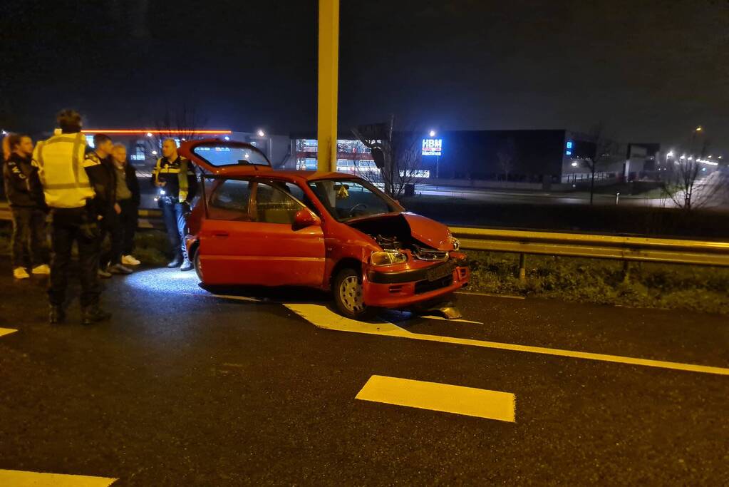 Automobilist verliest macht over het stuur en raakt vangrail