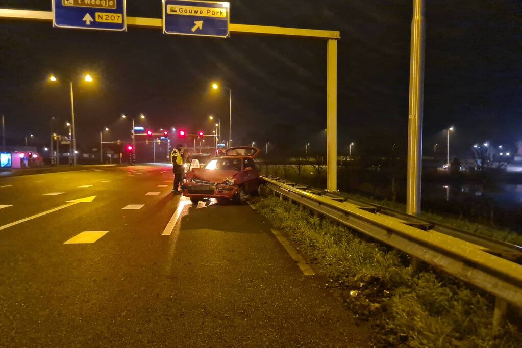 Automobilist verliest macht over het stuur en raakt vangrail