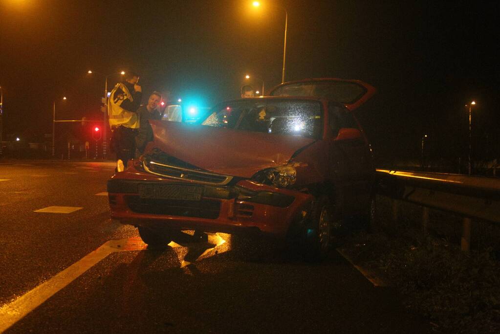 Automobilist verliest macht over het stuur en raakt vangrail