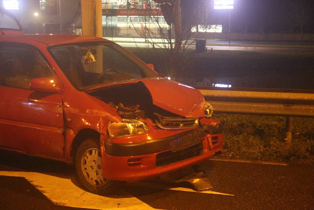 Automobilist verliest macht over het stuur en raakt vangrail