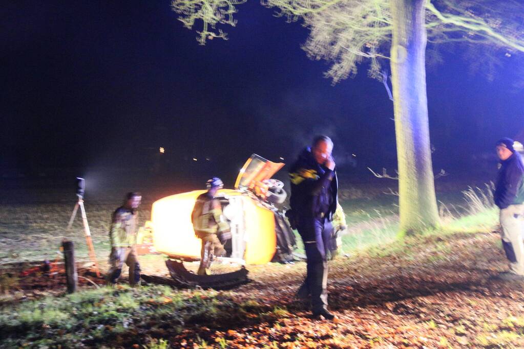 Bestelbus raakt van de weg belandt in weiland