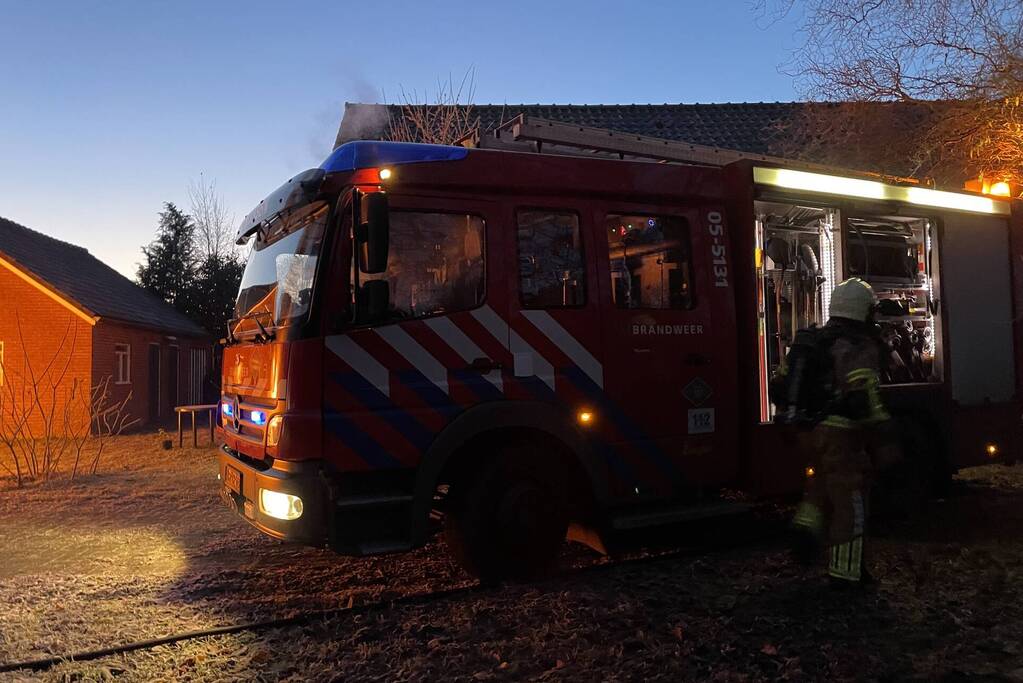 Auto gaat in vlammen op bij woning