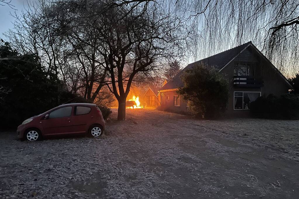 Auto gaat in vlammen op bij woning