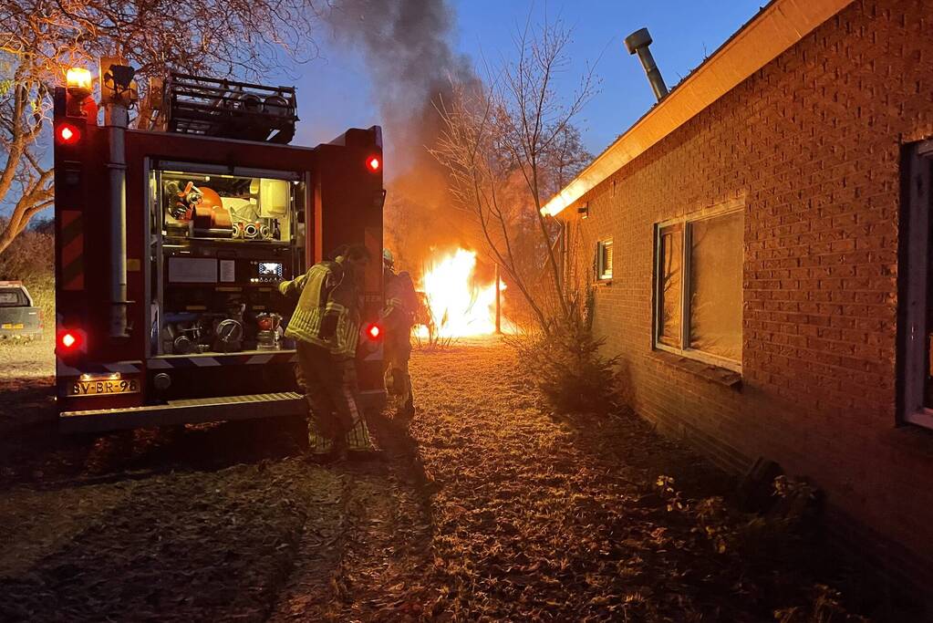 Auto gaat in vlammen op bij woning