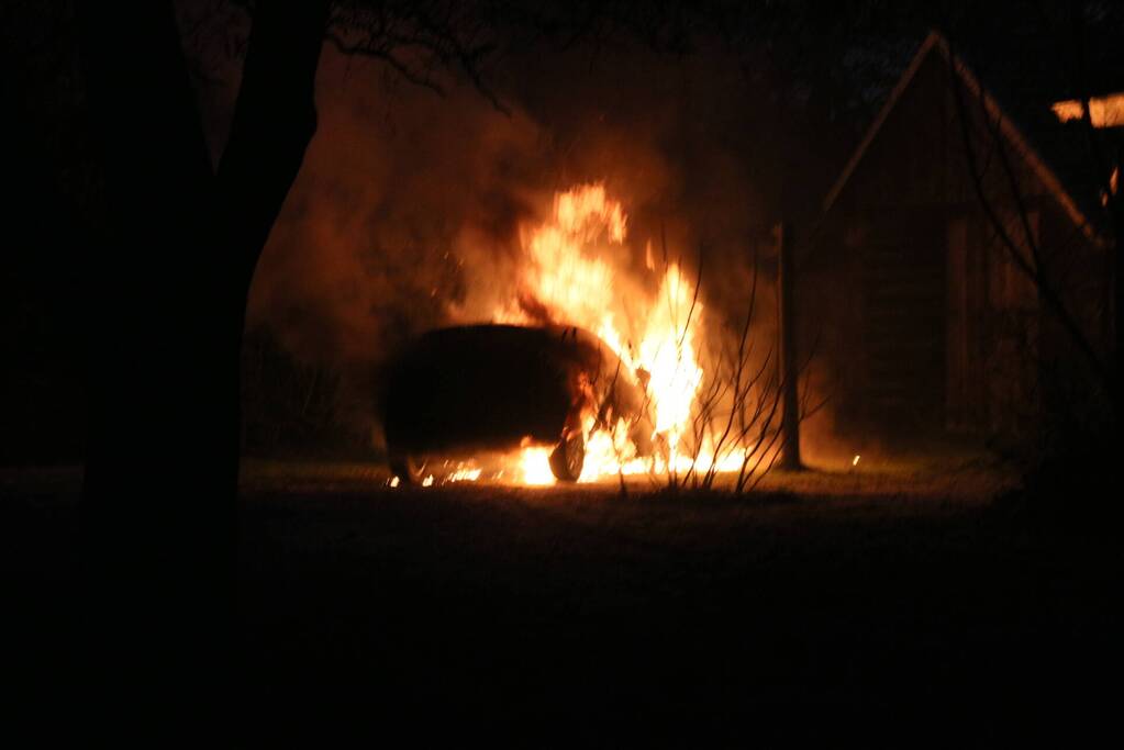 Auto gaat in vlammen op bij woning