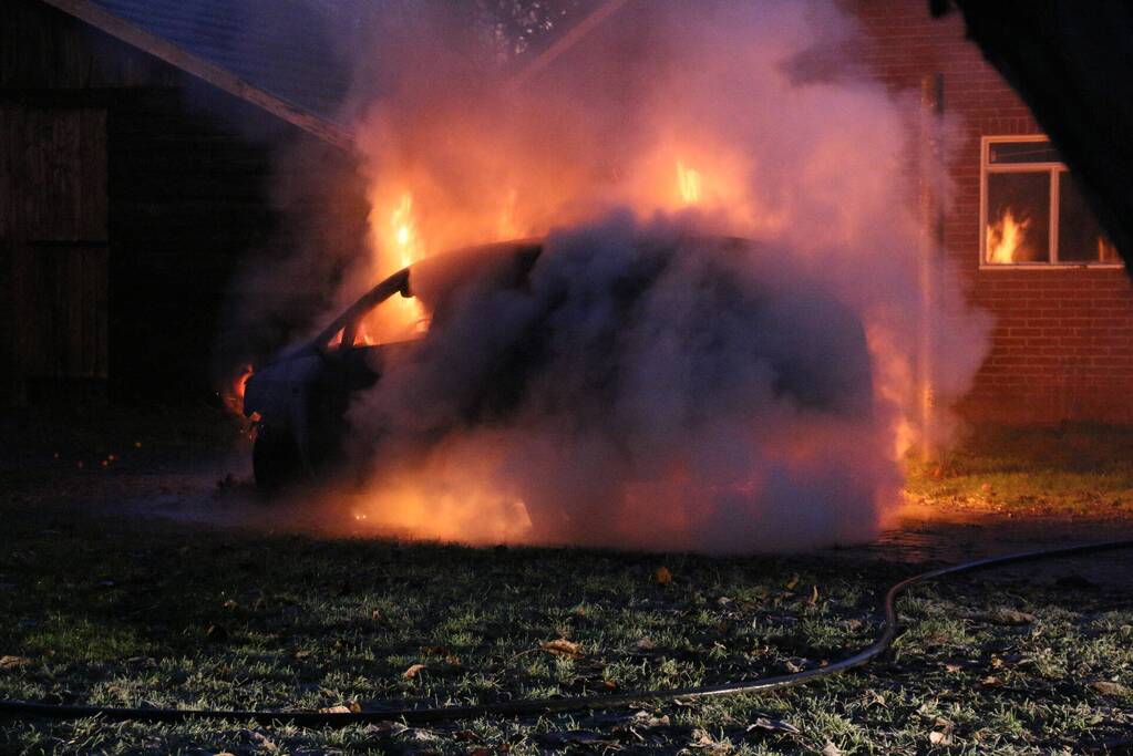 Auto gaat in vlammen op bij woning