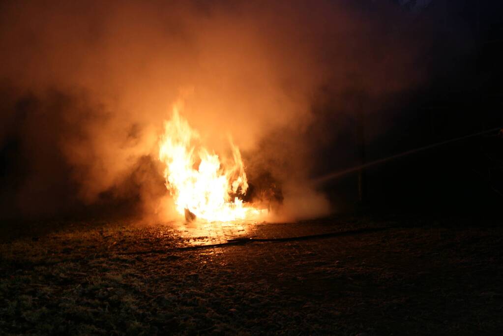 Auto gaat in vlammen op bij woning