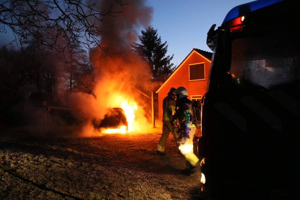 Auto gaat in vlammen op bij woning