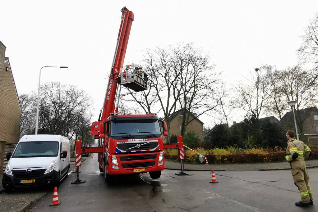 Weg afgesloten door loshangende tak