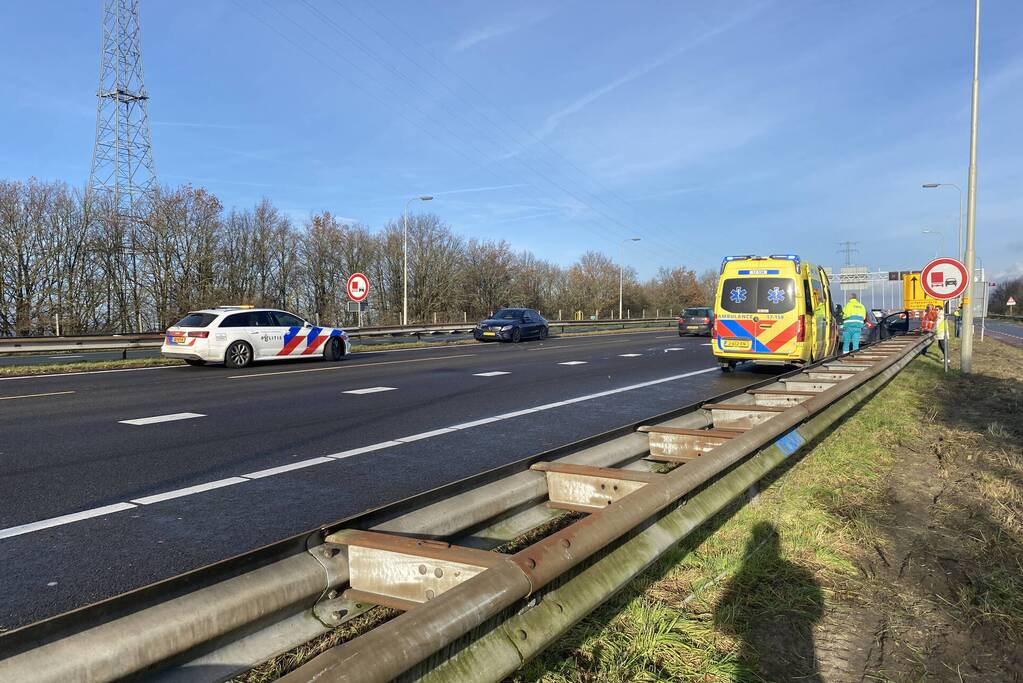 Ongeval tussen twee auto's op snelweg