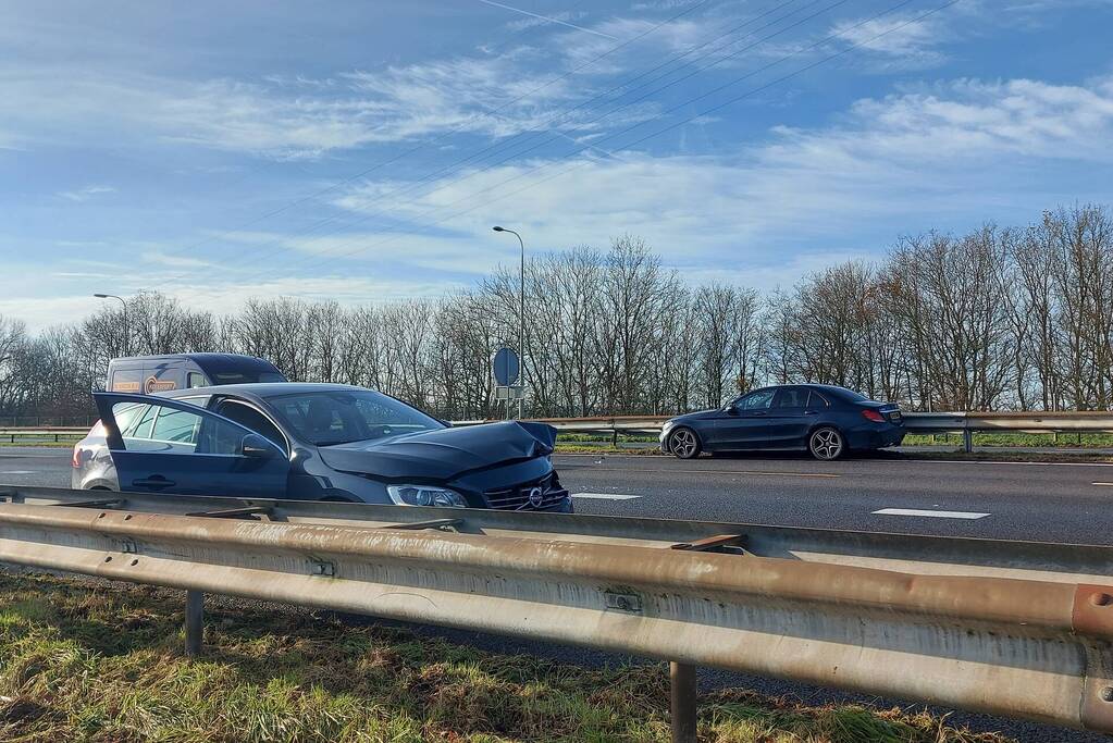 Ongeval tussen twee auto's op snelweg