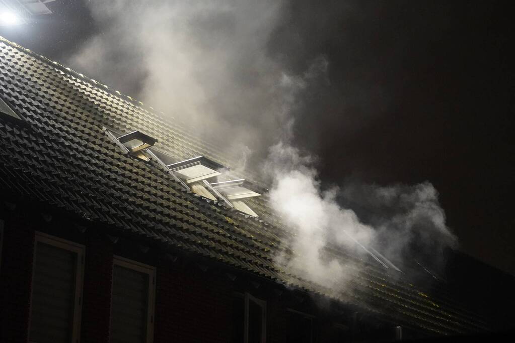 Veel rook na brand op eerste verdieping van woning