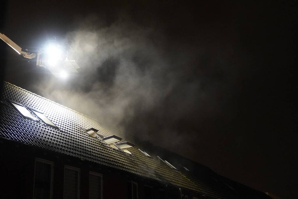 Veel rook na brand op eerste verdieping van woning