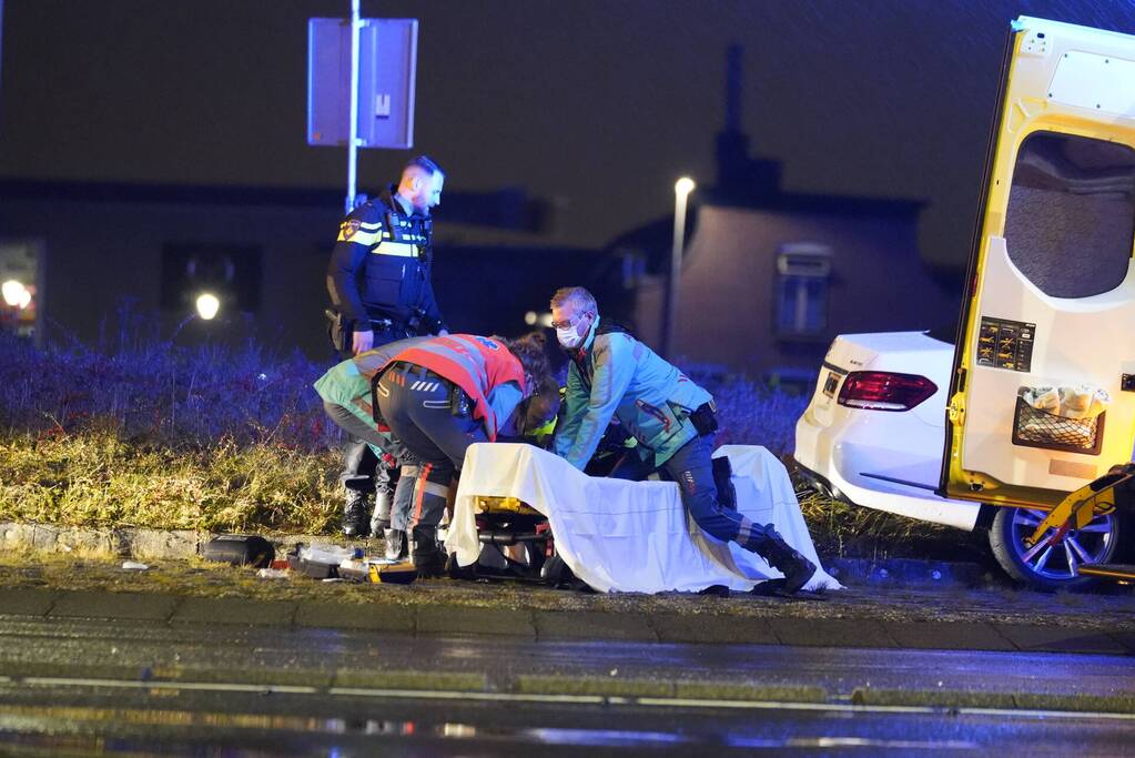 Bestuurder rijdt tegen verkeersbord op rotonde