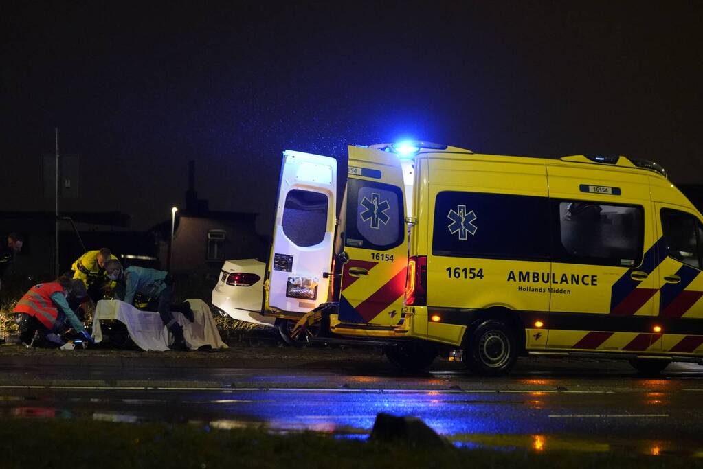 Bestuurder rijdt tegen verkeersbord op rotonde